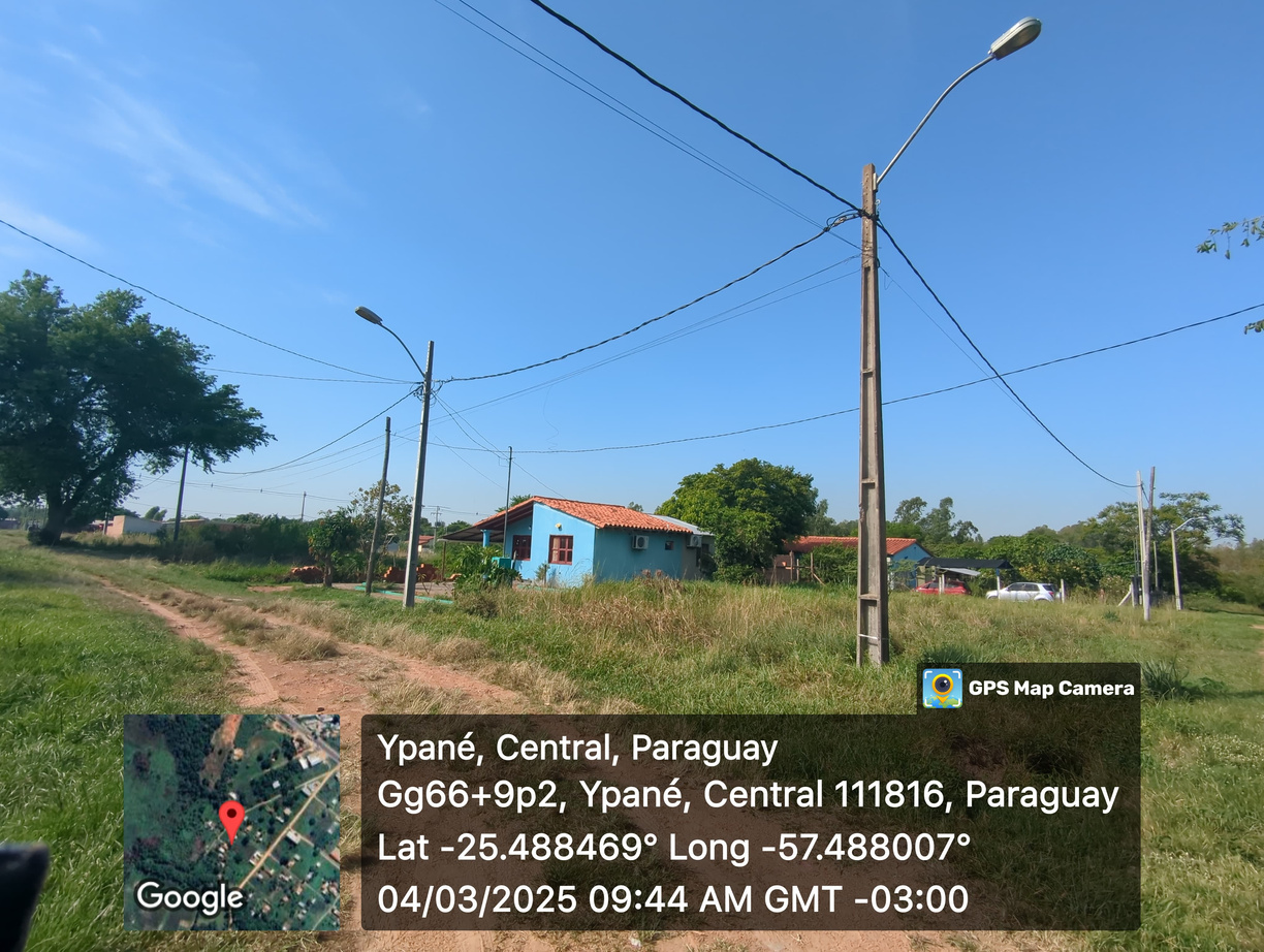 Poste eléctrico frente a vivienda en Ypané, imagen con sello de geolocalización