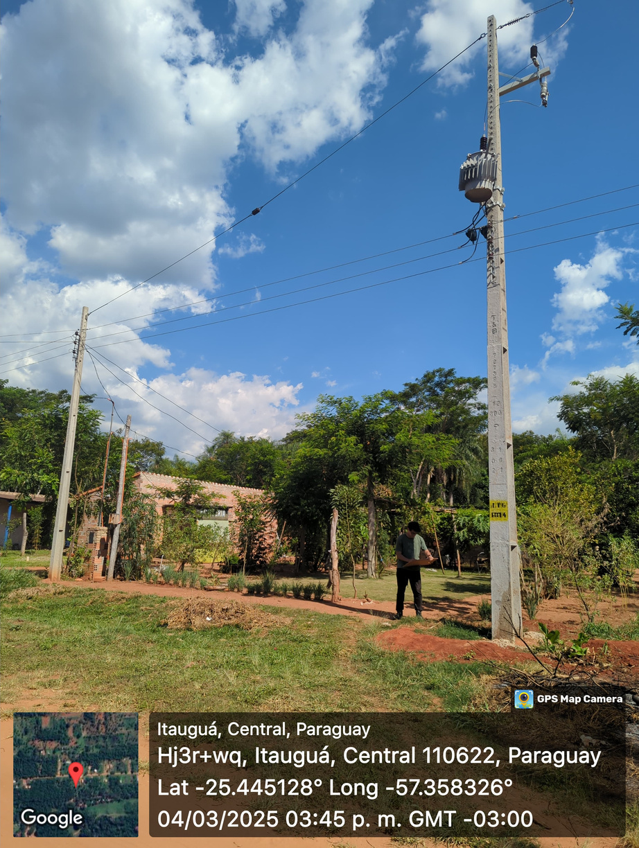 Poste eléctrico y transformador en Itauguá, imagen con sello de geolocalización
